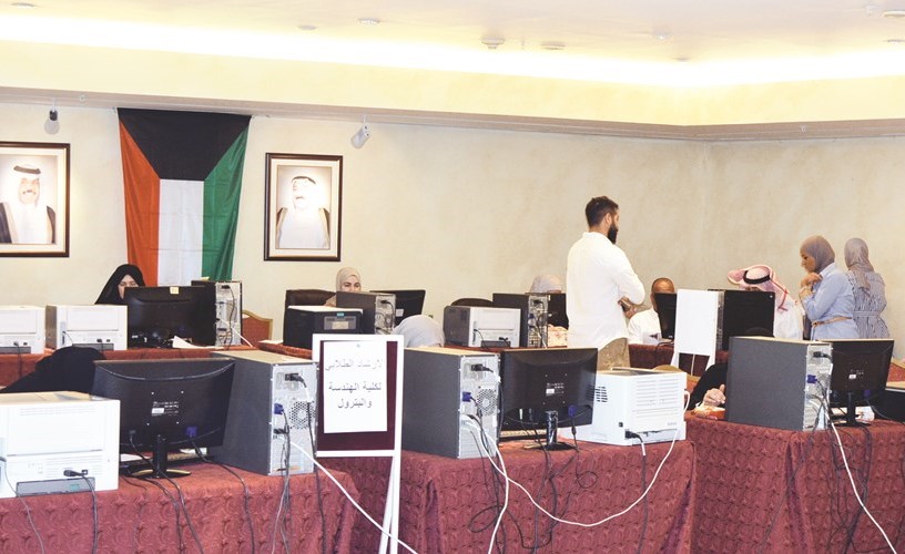 الطلبة خلال عملية التسجيل ﻿