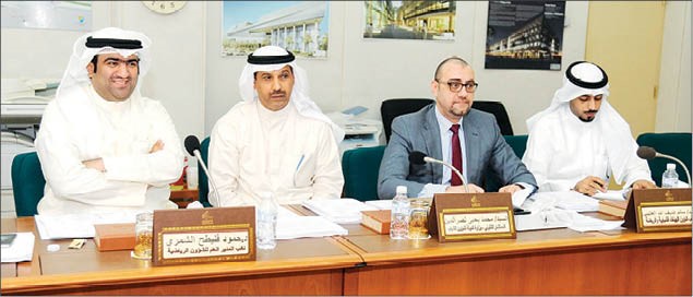 خالد الروضان ود.حمود فليطح أثناء اجتماعهم مع لجنة الشباب والرياضة البرلمانية أمس