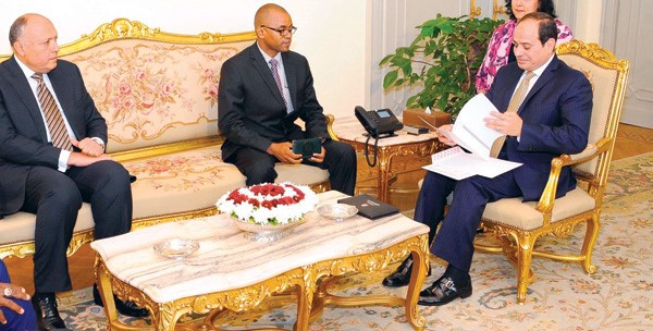 الرئيس عبدالفتاح السيسي متسلما رسالة من نظيره البوروندي تتناول سبل تعزيز العلاقات بين البلدين﻿