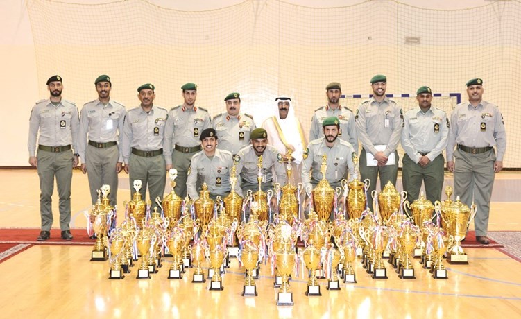 الشيخ مشعل الأحمد والفريق الركن هاشم الرفاعي مع بعض المكرمين ﻿