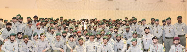 الشيخ مشعل الأحمد متوسطا الفرق الفائزة ﻿