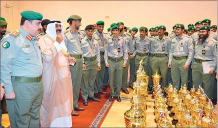 الشيخ مشعل الأحمد والفريق الركن هاشم الرفاعي مع المكرمين
