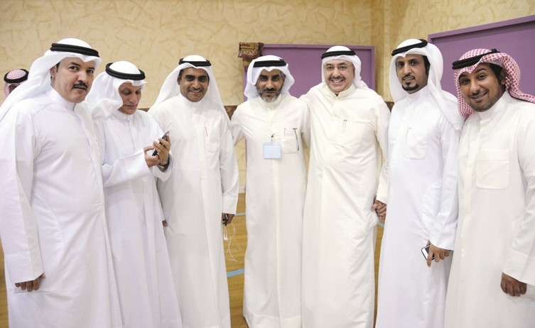 راشد بورسلي وفيصل الأنصاري وحمد الغريب خلال تهنئة الشبو﻿