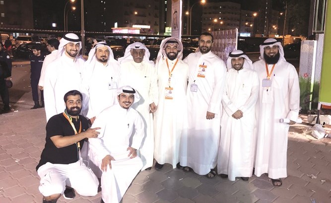 نبيل صالح العوضي مع عدد من الناخبين والداعمين من أسرته﻿