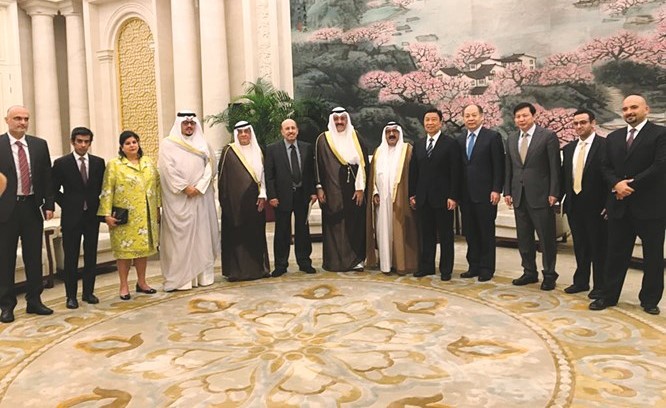 الشيخ ناصر صباح الأحمد وأعضاء الوفد المرافق مع نائب الرئيس الصيني لي يوانشاو في قصر الشعب بوسط العاصمة بكين ﻿