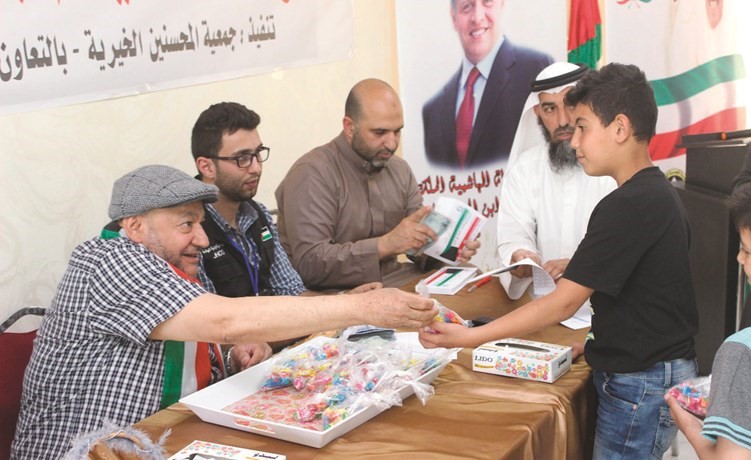 احمد الكندري يوزع الكفالات على الأيتام السوريين﻿