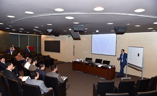 محمد عثمان متحدثا خلال ورشة عمل المعايير الدولية لإعداد التقارير المالية