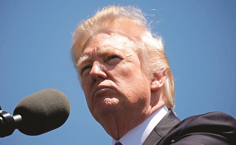 الرئيس الأميركي دونالد ترامب متحدثا للصحافيين في الحديقة الغربية من مبنى الكابيتول امس الاول	(رويترز)﻿