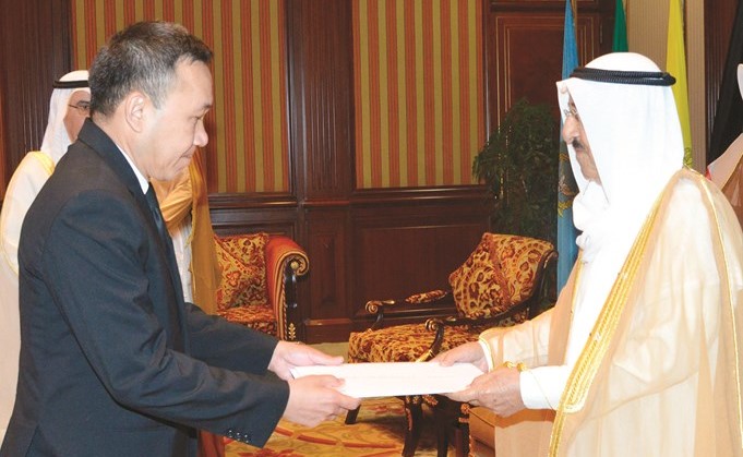 صاحب السمو الأمير الشيخ صباح الأحمد يتسلم اوراق اعتماد سفير تايلند لدى الكويت دوسيت ماينابان ﻿
