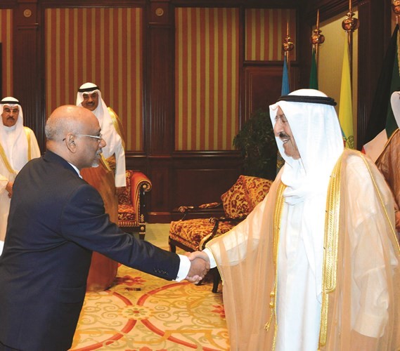صاحب السمو مصافحا سفير المالديف عبدالله حميد ﻿