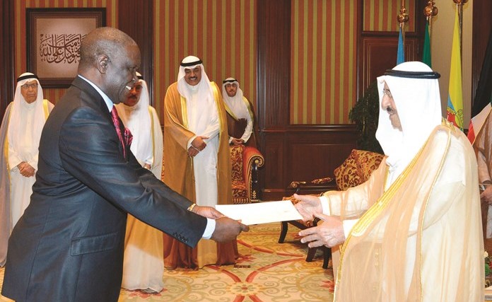 صاحب السمو الأمير الشيخ صباح الأحمد متسلما اوراق اعتماد سفير زامبيا إبراهيم مومبا﻿