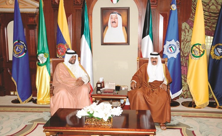 سمو ولي العهد الشيخ نواف الأحمد مستقبلا الشيخ أحمد المنصور ﻿