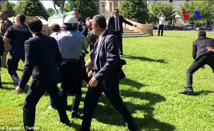 بالفيديو والصور.. شاهد معركة دامية بين حراس أردوغان ومتظاهرين أكراد بواشنطن!