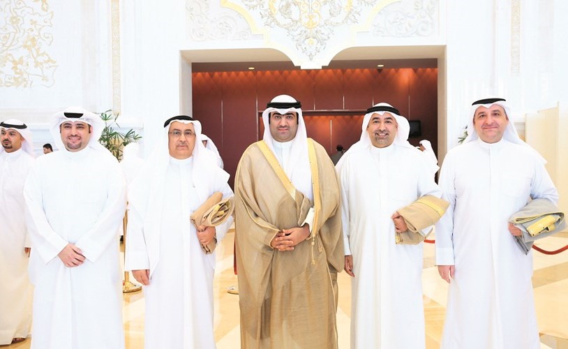 وزير التجارة والصناعة ووزير الدولة لشؤون الشباب خالد الروضان متوسطا النفيسي والمخيزيم ومندني والرويح﻿