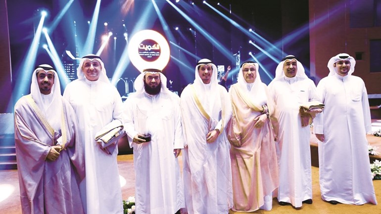 النفيسي متوسطا مدير عام هيئة الشباب عبدالرحمن المطيري ووكيل وزارة الشباب المساعد مشعل السبيعي﻿