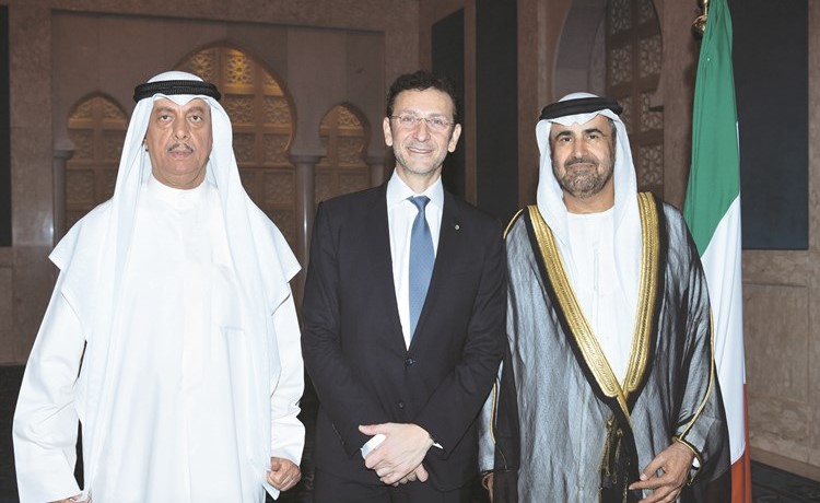 السفير الإماراتي رحمة الزعابي مهنئا السفير الإيطالي﻿