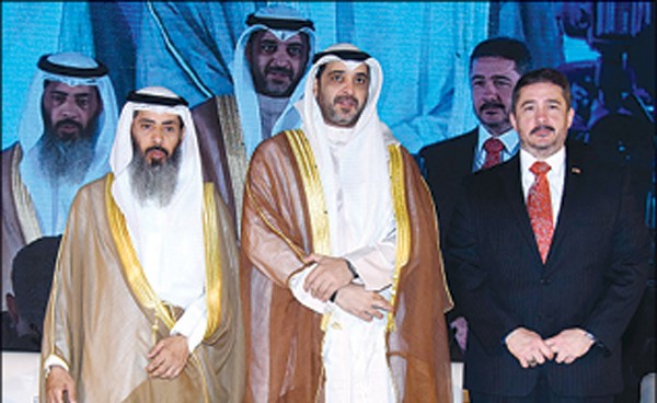 الشيخ محمد العبدالله والسفير التركي ونايف المرداس خلال افتتاح مؤتمر العلاقات العربية ـ التركية  				       (أحمد علي)