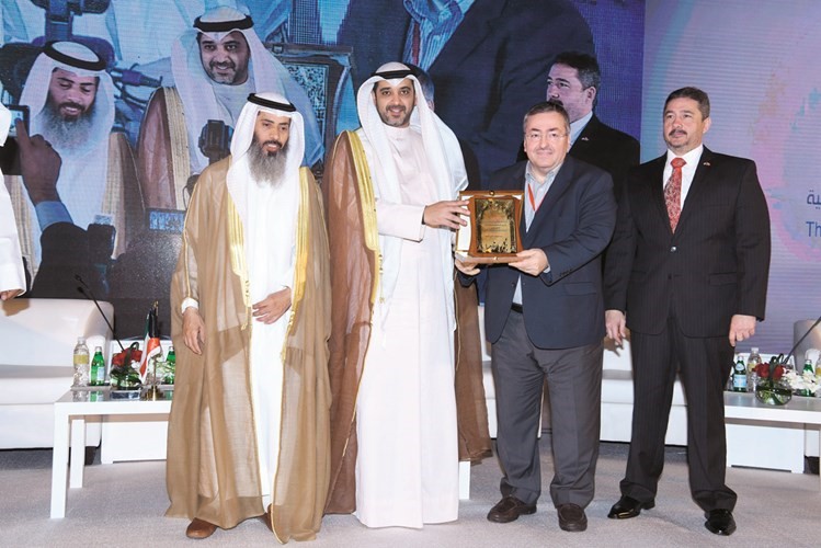الشيخ محمد العبدالله خلال تكريم علي كورت من اتحاد المنظمات الأهلية في العالم الإسلامي﻿