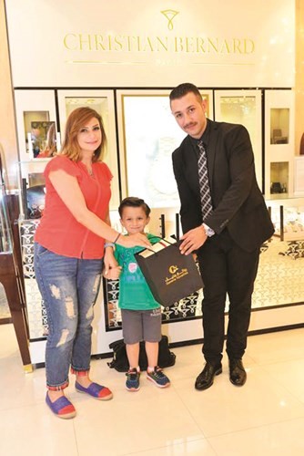 إحدى الفائزات أثناء تسلم الهدية﻿