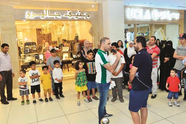 أسامة فودة أثناء مشاركة الجمهور مهرجان امسح واربح﻿
