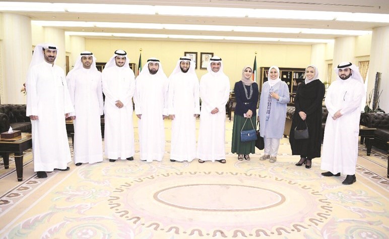 رئيس مجلس الأمة مرزوق الغانم متوسطا رئيس واعضاء مجلس إدارة جمعية المعلمين﻿