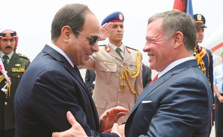 الرئيس المصري عبدالفتاح السيسي مستقبلا العاهل الأردني الملك عبدالله الثاني في القاهرة أمس(أ.ف.پ)﻿