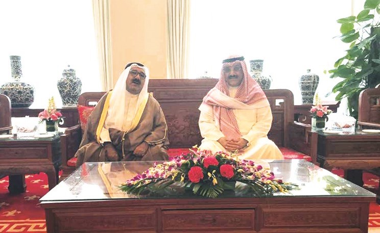الشيخ ناصر صباح الأحمد خلال مغادرته الصين وفي وداعه السفير سميح حيات	﻿