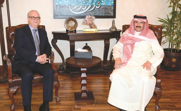  الشيخ مبارك الدعيج مستقبلا السفير جعفر علج حكيم﻿