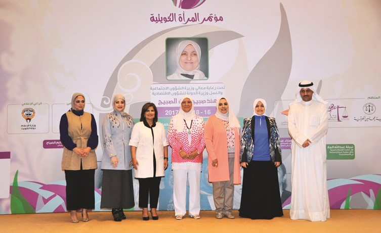 هند الصبيح وناصر الكريوين ومعصومة المبارك ونبيلة العنجري وعدد من المشاركات في مؤتمر المرأة الكويتية﻿