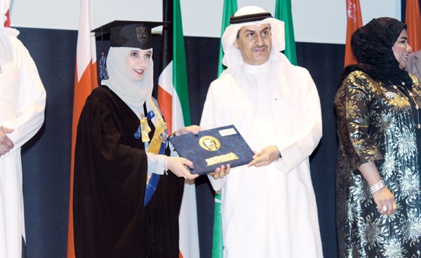 د.علي النامي مكرما إحدى الخريجات﻿