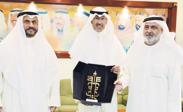 الشيخ فواز الخالد يكرم محمد ناصر البداح﻿