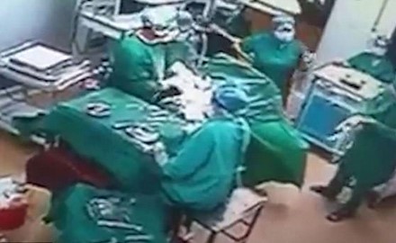 بالفيديو.. شاهد جراح وممرضة يحولان غرفة العمليات إلى حلبة مصارعة
