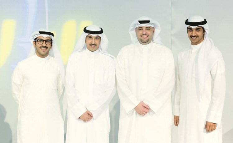 المدير التنفيذي للعلاقات العامة والإعلام للمجموعة يوسف الرويح مع البابطين وعدد من المتفوقين﻿