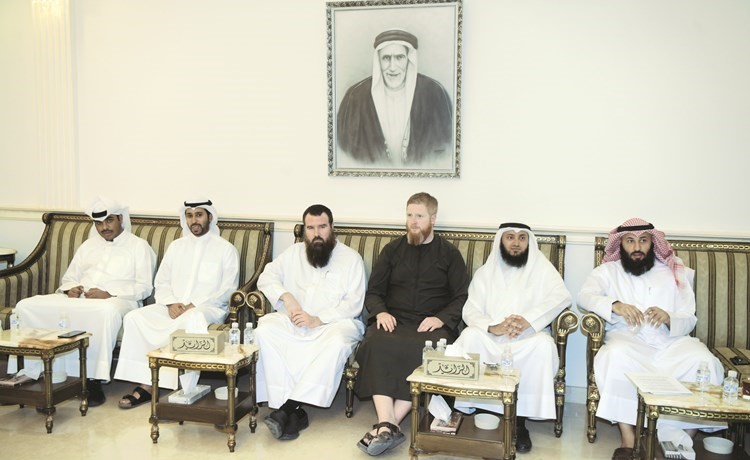 سعود الزايد متوسطا ممثلي لجنة التعريف بالإسلام وعددا من أعضاء الوفد﻿