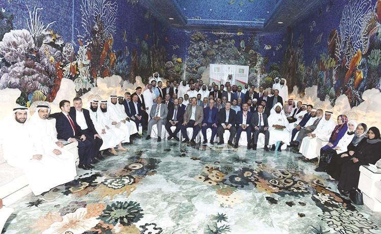 عبدالله عكاش في صورة جماعية مع المشاركين في مؤتمر العلاقات العربيةالتركية																		 (أحمد علي)﻿