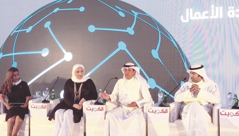 د.فهد الزميع ود.محمد الوسمي ود.بشائر الغانم ود.فاطمة الشريعان خلال الحلقة النقاشية الخامسة﻿