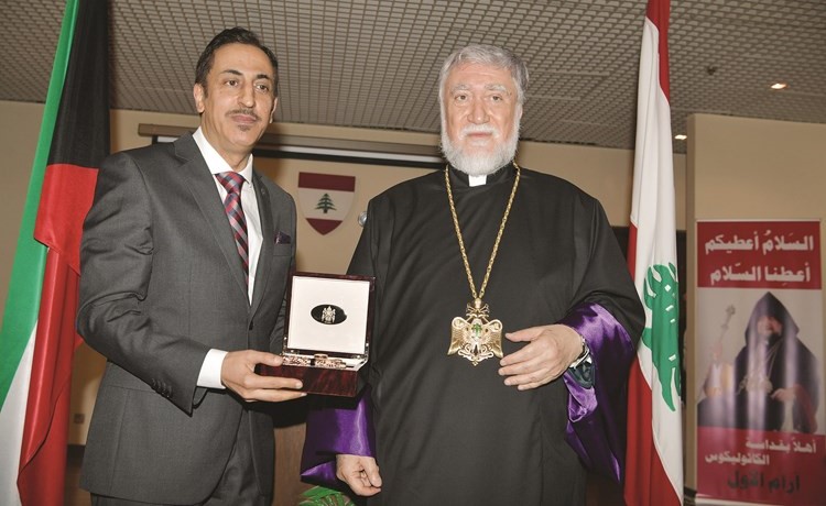 هدية تذكارية من الكاثوليكوس آرام الأول إلى رئيس البعثة اللبنانية ماهر خير	(قاسم باشا)﻿