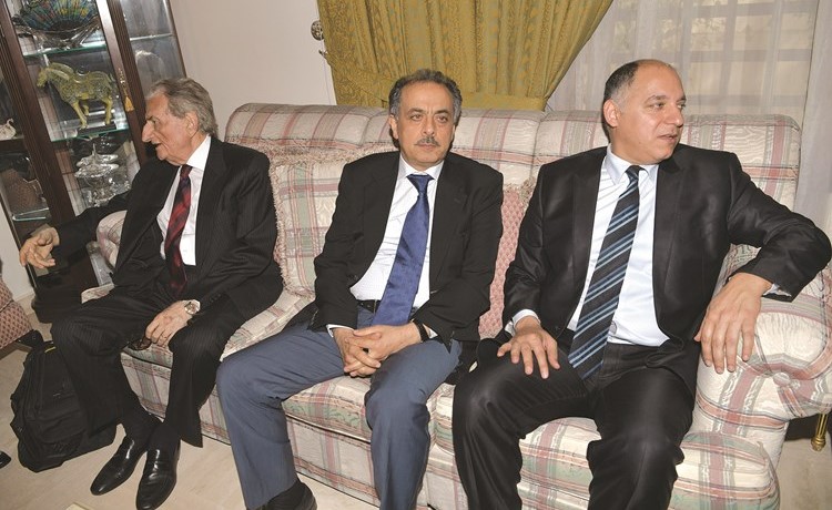 الزميل د. بشارة شربل وعدد من الحضور خلال حفل استقبال البطريرك آرام الأول في السفارة اللبنانية امس﻿