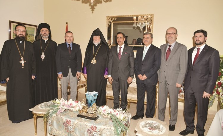 الكاثوليكوس آرام الأول والسفير الفرنسي ورئيس البعثة اللبنانية والمطران ماسيس زوبويان وعدد من الديبلوماسيين ورجال الدين