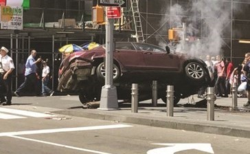 صورة للسيارة التي ارتكب قائدها حادث الدهس في تايمز سكوير في نيويورك أمس﻿