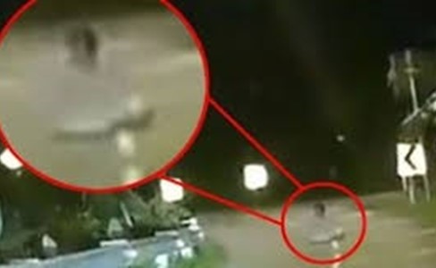 بالفيديو.. "شبح" يباغت سائق سيارة تحت جنح الظلام