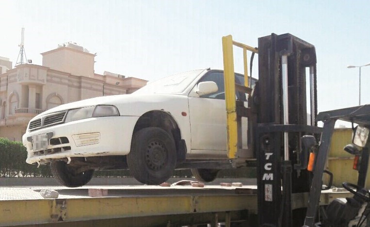 رفع احدى السيارات من احد المواقف﻿