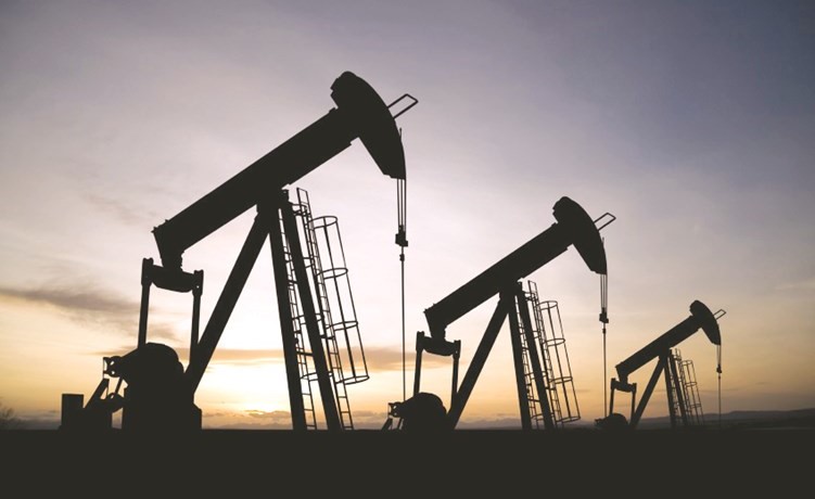 «أوپيك» تدرس تمديد وزيادة خفض إنتاج النفط