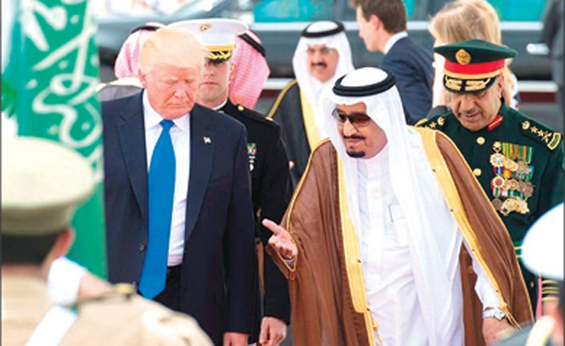 خادم الحرمين الشريفين الملك سلمان بن عبدالعزيز مستقبلا الرئيس الأميركي دونالد ترامب في الرياض أمس		 (واس)