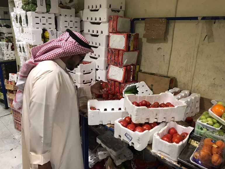 إتلاف 60 كيلوغراماً مواد غذائية وتحرير 35 مخالفة في "مبارك الكبير"