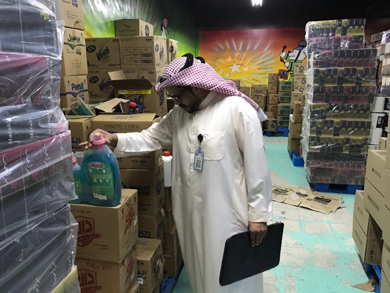 إتلاف 60 كيلوغراماً مواد غذائية وتحرير 35 مخالفة في "مبارك الكبير"