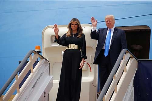  ﻿ميلانيا الى جوار ترامب عند خروجهما من الطائرة الرئاسية لدى وصولهما الرياض(رويترز) ﻿