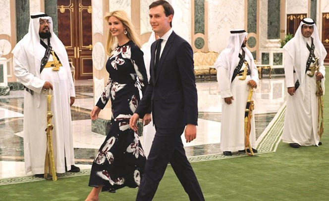 إيفانكا ترامب وزوجها جاريد كوشنر عقب مراسم الاستقبال في الرياض امس(أ.ف.پ) ﻿
