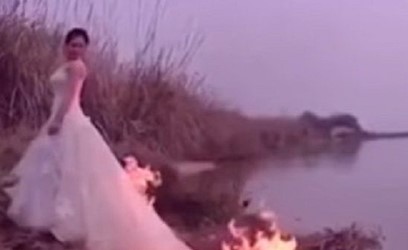 بالفيديو.. مصورة تشعل النار في فستان عرس تلبسه عارضة أزياء من أجل صورة
