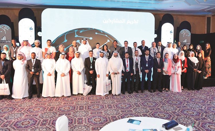 الشيخة الزين الصباح وحصة العيار تتوسطان المكرمين من الشركات الراعية والمتحدثين في الحلقات النقاشية والوفود العربية الشبابية المشاركة خلال الحفل												(شانافاس قاسم) ﻿